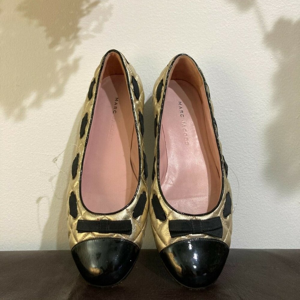 MARC BY MARC JACOBS QUILTED BLACK PATENT METALLIC GOLD LEATHER BALLET BOW FLATS